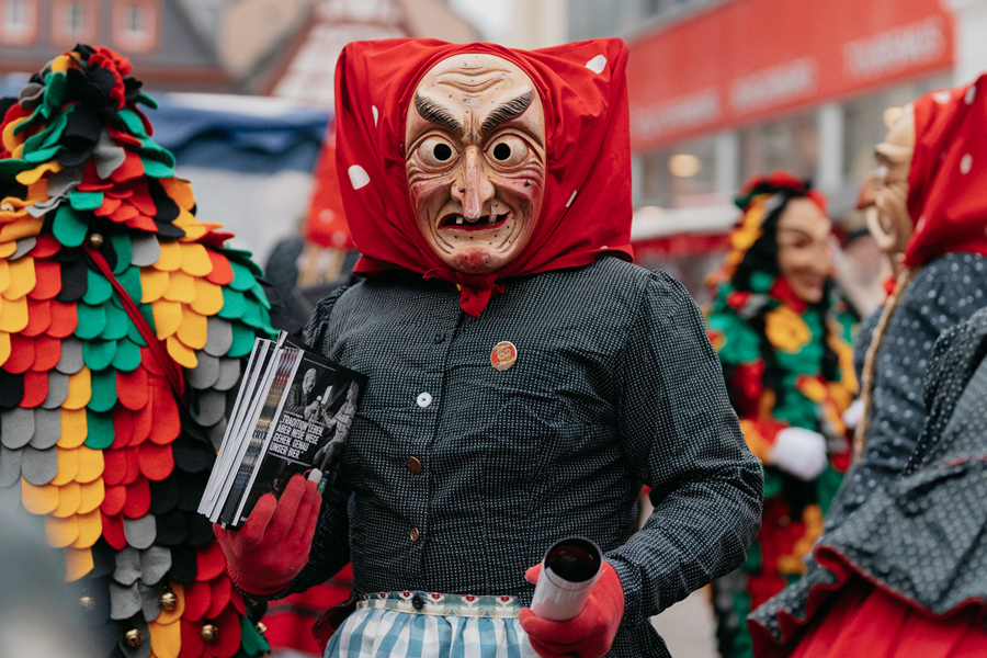 Hexentreiben auf dem Wochenmarkt, Vorverkauf für die Veran
